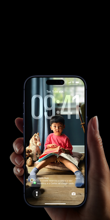 Tela de ponta a ponta do iPhone com design em Liquid Glass do iOS 26.