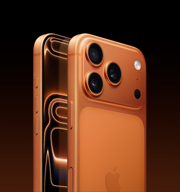 Parte da tela e ângulo lateral do iPhone 17 Pro laranja-cósmico mostrando o botão de Ação, o botão de volume e o botão lateral. Imagem da parte de trás que mostra o sistema de câmera Fusion Pro no canto superior esquerdo