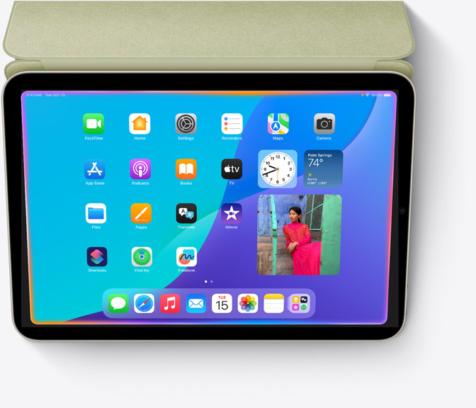 iPad mini device laat een gloednieuw ontwerp voor Siri zien met een gloeiend licht dat zich om de rand van het scherm wikkelt.