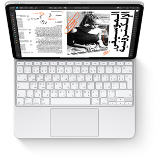 صورة من أعلى إلى أسفل لجهاز iPad Pro مع لوحة مفاتيح ماجيك لجهاز iPad Pro باللون الأبيض.