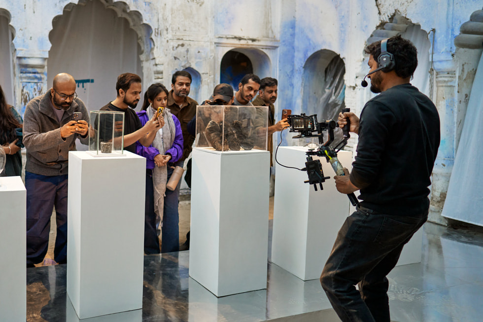 El cinematógrafo graba una escena para Tinctoria con el iPhone 16 Pro Max.