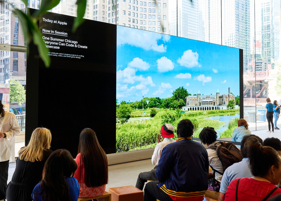 Die Teilnehmer:innen von Photography for All stellen ihre Fotos in Apple Michigan Avenue in Chicago aus.
