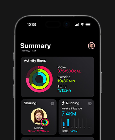 iPhone 17, Fitness summary, Activity rings, Move, Exercise, and Stand metrics, activity sharing with friends, weekly Running stats
