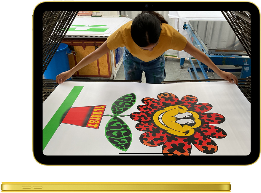 Foto’s-app op iPad en een zijaanzicht van een gele iPad met bijpassende Smart Folio-cover