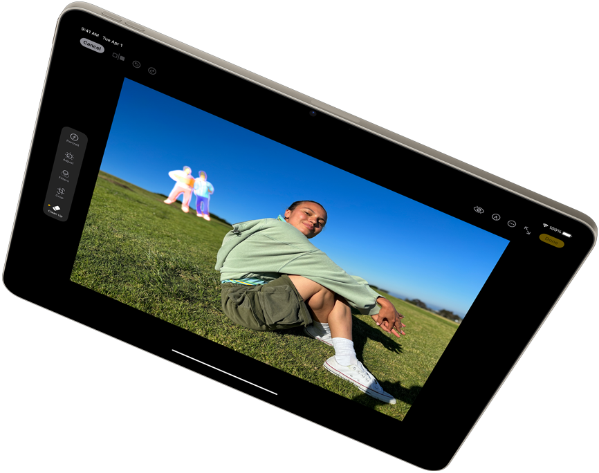 iPad Air in horizontale stand met de Apple Intelligence-tool Ruim Op in de Foto’s-app