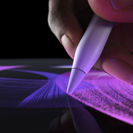 Animatie van Apple Pencil Pro, zijaanzicht, kleur wit, hand die een levendige blauwe penseelstreep tekent