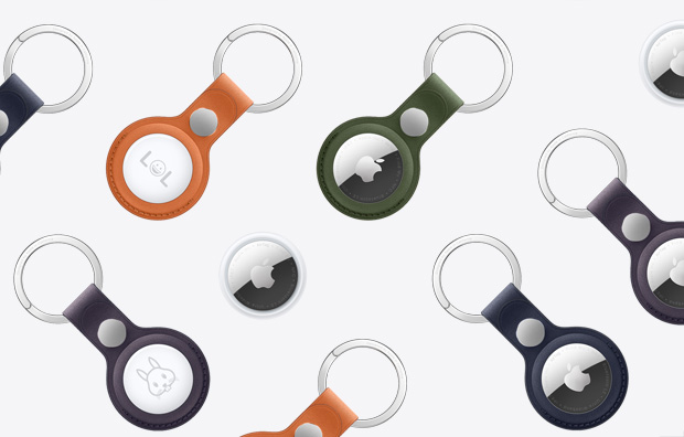 여러 개의 AirTag와 오렌지, 다크 그린, 딥 블루, 블랙베리, 블랙 등 다양한 색상의 파인우븐 키링을 끼운 AirTag